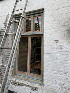 Bakstenen muur na het verwijderen van loszittende verf
