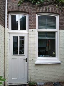 Eindresultaat buitenschilderwerk achterzijde herenwoning in Rijswijk