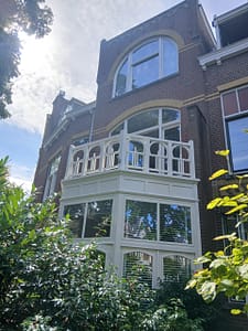 Voorzijde herenwoning na buitenschilderwerk in Rijswijk