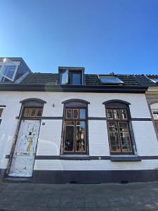 Woning aan de Raadhuisstraat in Alphen aan den Rijn voor het buitenschilderwerk