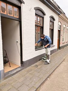 Schilder aan het werk tijdens buitenschilderwerk in Alphen aan den Rijn