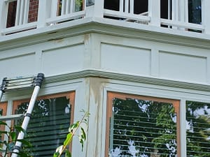 Houtrot aan hoek van balkon hersteld met 2-componenten reparatiemiddel