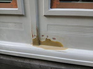 Onderzijde kozijn hersteld met 2-componenten reparatiemiddel