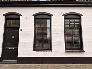 Voorkant woning na buitenschilderwerk in Alphen aan den Rijn